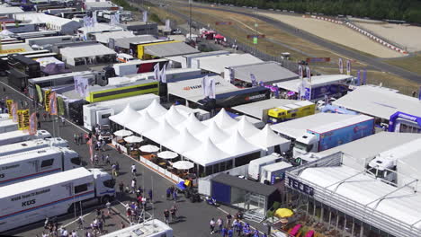 Paddock-De-Carreras-De-Fórmula-Uno,-Vista-De-Los-Camiones-De-Carreras-Desde-Terreno-Elevado