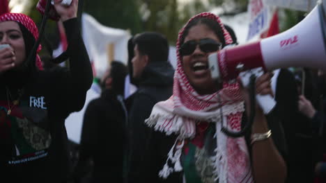 Una-Mujer-árabe-Hablando-Apasionadamente-Por-Un-Megáfono-En-Una-Protesta-A-Favor-De-Palestina.