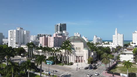 Vista-Aérea,-Parque-Sonoro,-Sinagoga-Judía-Y-Tráfico-En-South-Beach-Miami-Florida-EE.UU.,-Disparo-De-Drones-A-60-Fps