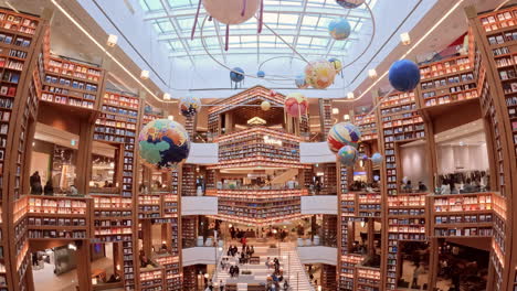 Zeitraffer-Von-Menschen-Beim-Einkaufen-In-Der-Modernen-Starfield-Bibliothek---Dem-Größten-Einkaufszentrum-In-Suwon---Fischaugen-Ansicht-Der-Eingangshalle