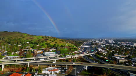 Panorama-Luftaufnahmen-Einer-Komplizierten-Autobahnkreuzung,-Ein-Regenbogen-Am-Himmel