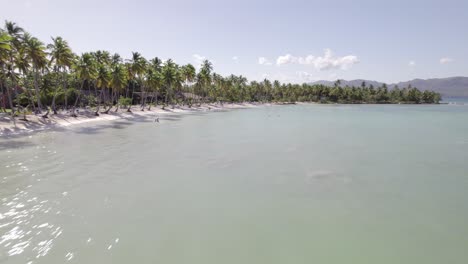 Sanfte-Luftaufnahme-Dolly-Legt-Schönen-Weißen-Sand-Von-Asserradero-Samana-Dominikanische-Republik