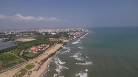 Imágenes-Aéreas-Muestran-Toda-La-Ciudad-De-Puducherry,-Así-Como-La-Impresionante-Bahía-De-La-Costa-De-Bengala.