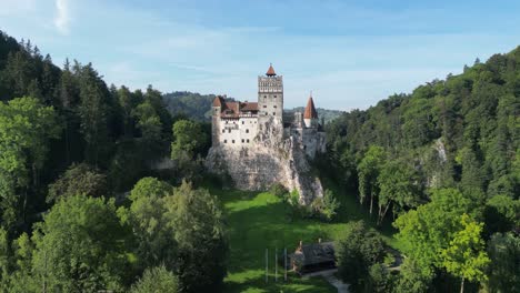 Bran-Castle-in-Romania,-a-Popular-Tourist-Attraction-in-the-Carpathians---Aerial-4k-Pedestal