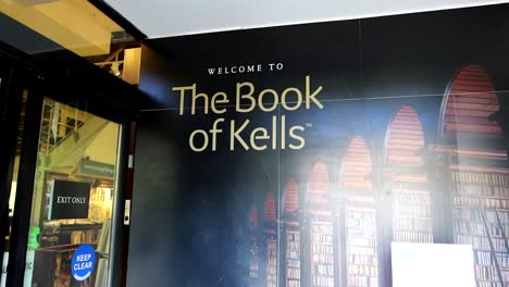 Eingang-Zur-Bibliothek-Im-Dublin-Trinity-College-Mit-Dem-Book-Of-Kells