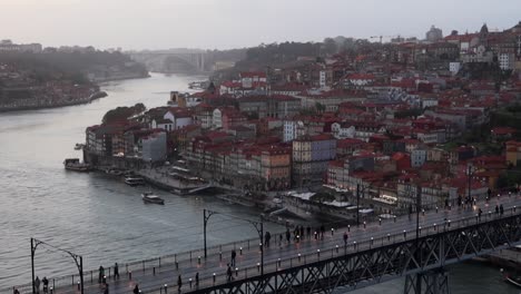 Gente-Caminando-Por-El-Puente-Dom-Luis-I-Entre-Porto-Y-Gaia-Al-Atardecer