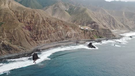 Wunderschöner-Schwarzer-Sandstrand-Im-Norden-Von-Teneriffa