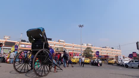 El-Rickshaw-Manual-Y-La-Estación-Sealda-Continúan-Llevando-La-Larga-Tradición-De-Kolkata.