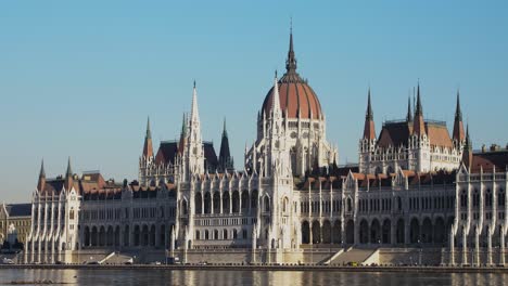 Vista-Del-Centro-De-La-Ciudad-De-Budapest-Con-El-Edificio-Del-Parlamento-Y-El-Río-Danubio-En-Un-Día-Soleado,-Arquitectura-Gótica,-Toma-Panorámica-A-Media-Distancia