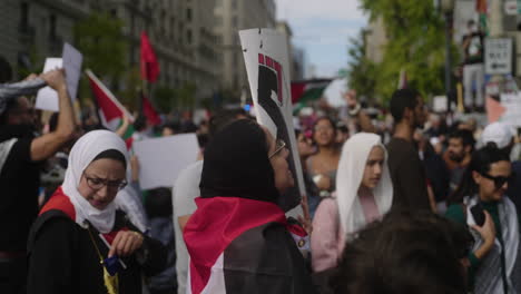 Eine-Arabische-Frau,-Die-Ein-Faustschild-Hält-Und-In-Einer-Menge-Pro-palästinensischer-Demonstranten-Jubelt