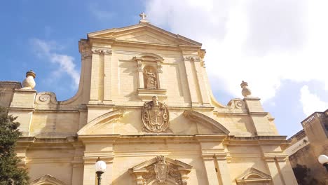 Iglesia-De-San-Domingo-Y-La-Santísima-Virgen-Con-El-Cielo-Azul-Y-Nubes-Esponjosas-Al-Fondo