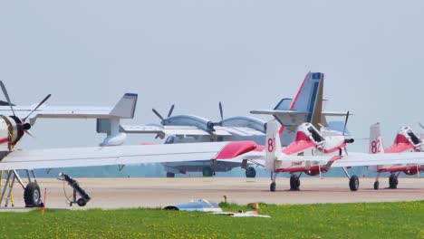 Helicópteros-Aéreos-De-Extinción-De-Incendios-Conair-Y-Aviones-Anfibios-Canadair-CL-215-De-Rodadura-En-El-Aeropuerto