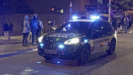 Guardia-Urbana-De-Barcelona-Patrullando-Con-Motocicletas-En-Un-Día-Lluvioso-En-Las-Calles-De-Barcelona