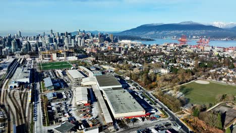 Vista-Del-Puerto-De-Vancouver-Y-El-Horizonte-Desde-East-Vancouver-En-Columbia-Británica,-Canadá