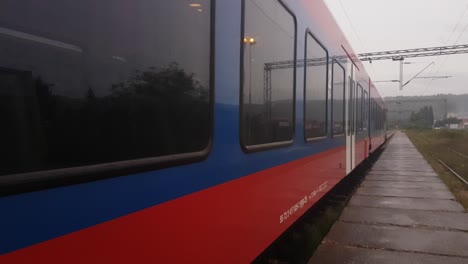 Belgrad-Bar-Bahn-Und-Die-Waggons-Der-Srbija-Voz-Verlassen-Den-Bahnhof-An-Einem-Nebligen,-Regnerischen-Herbsttag,-Uzice,-Serbien