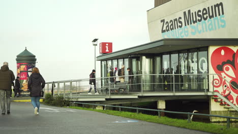 Menschen-Gehen-Vor-Dem-Eingang-Des-Zaans-Museums,-Touristenattraktion