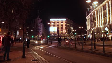 Tráfico-Nocturno-En-Stureplan-En-Estocolmo-En-Navidad