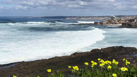 La-Jolla-Cove,-Kalifornien-Landschaft-An-Einem-Wunderschönen-Sonnigen-Tag-Mit-Großen-Wellen-Und-Der-Kinder-Rettungsschwimmerstation-Im-Hintergrund