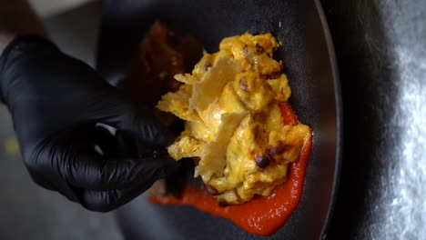 Decorar-Macarrones-Con-Queso-En-Un-Plato-Negro