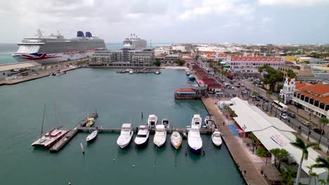 Puerto-Deportivo-En-Oranjestad,-Aruba,-Elevación-Aérea-Para-Revelar-La-Ciudad