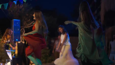 Mujeres-Bailando-En-Una-Discoteca-Al-Aire-Libre,-Celebrando-Y-Felices