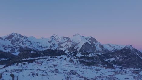 Bewundern-Sie-Den-Atemberaubenden-Sonnenaufgang-über-Einer-Schneebedeckten-Bergsilhouette-Von-Diesem-Atemberaubenden-Drohnen-Aussichtspunkt-Aus
