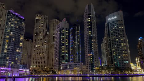 Toma-Inclinada-De-La-Vista-Nocturna-De-Los-Rascacielos-En-El-Puerto-Deportivo-De-Dubai:-Un-Barrio-Residencial-Y-Un-Distrito-En-Dubai.