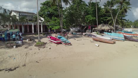 Luftbildaufnahme-Mit-Strand-Und-Fischerbooten-In-Las-Terrenas,-Dominikanische-Republik