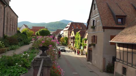 Bergheim-Ist-Von-Hügeln-Und-Wäldern-Im-Osten-Frankreichs-Umgeben