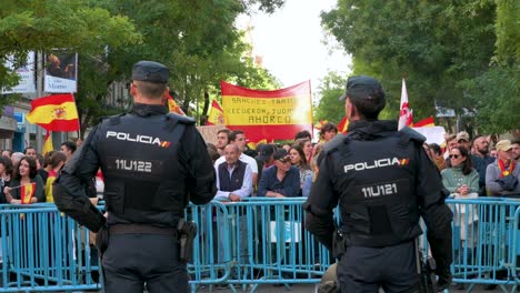 Polizisten-Stehen-Vor-Dem-PSOE-Büro-Wache,-Während-Sich-Demonstranten-Gegen-Die-Sozialistische-PSOE-Versammeln,-Nachdem-Sie-Einer-Amnestie-Für-Die-Am-Abspaltungsversuch-In-Katalonien-Beteiligten-Zugestimmt-Haben