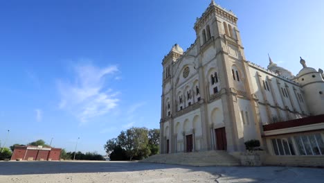 Arquitectura-Catedralicia-En-Cartago,-Túnez-Bajo-Un-Cielo-Azul-Claro,-Toma-Estática-A-La-Luz-Del-Día