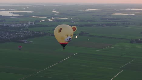 Luftaufnahme-Eines-Bunten-Heißluftballons-In-Bärenform-Bei-Sonnenuntergang,-Niederlande