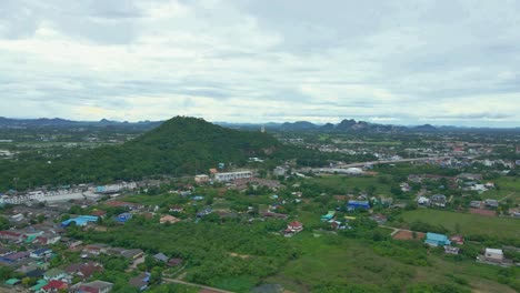 Vista-Panorámica-De-Khao-Kaen-Chan-Desde-Un-Dron-Aéreo-Sobre-El-Paisaje-De-Ratchaburi