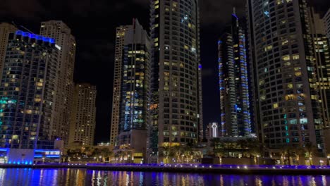 Toma-Panorámica-De-La-Vista-Nocturna-De-Los-Rascacielos-En-El-Puerto-Deportivo-De-Dubai:-Un-Barrio-Residencial-Y-Un-Distrito-En-Dubai.