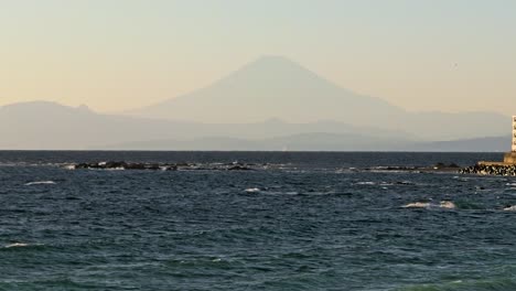 Langsame-Filmische-Schwenk-Nach-Oben-über-Dem-Meer-Mit-Der-Silhouette-Des-Fuji-In-Der-Ferne