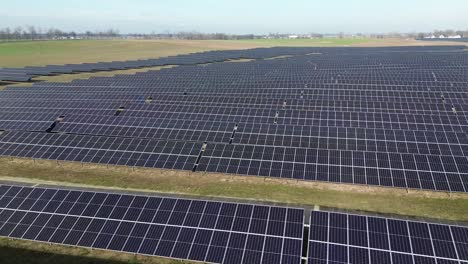 Energía-Solar-Granja-Panel-Electricidad-Antena-Circulando-A-La-Derecha