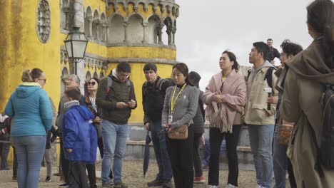 Touristen,-Die-Fotos-Machen-Und-Den-Farbenfrohen-Und-überfüllten-Palacio-Da-Pena-Betrachten