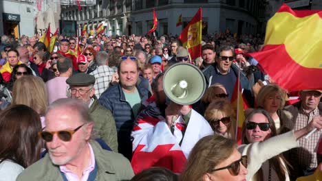 Los-Manifestantes-Se-Reúnen-Durante-Una-Manifestación-Contra-El-Partido-Socialista-Psoe-Después-De-Que-El-Primer-Ministro-Pedro-Sánchez-Aceptara-Conceder-Amnistía-A-Las-Personas-Involucradas-En-El-Intento-De-Ruptura-De-2017-En-Cataluña.