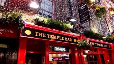 The-Temple-Bar-pub-facade-glows-brightly-with-illumination-at-night