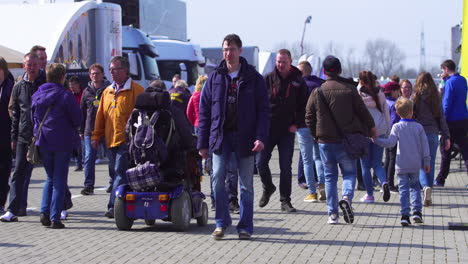 Multitud-Caminando-En-Un-Evento-De-Autos-Deportivos,-Soleado-Y-Al-Aire-Libre,-Pasión-Por-Los-Autos