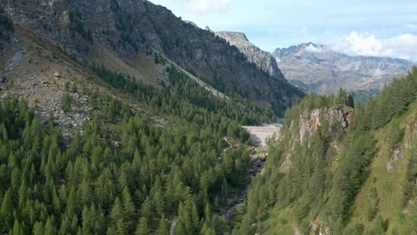 Valle-Montañoso-Con-Exuberante-Vegetación-Y-Cielos-Despejados-En-Lago-Di-Devero,-Alpe-Devero,-Vista-Aérea