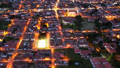 Betreten-Sie-Die-Bezaubernde-Welt-Der-Villa-De-Leyva,-Während-In-Diesem-Fesselnden-Zeitraffervideo-Die-Nacht-Hereinbricht