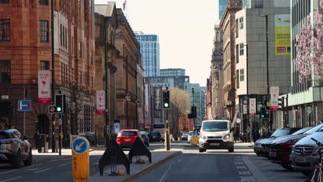 Sunny-day-in-central-Manchester-with-traffic-and-pedestrians,-static