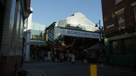 Southwark,-London,-England---Die-Geschäftige-Menschenmenge-Vor-Dem-Borough-Market---Weitwinkelaufnahme