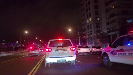 Coches-De-Policía,-Camiones-De-Rescate-Y-Ambulancias-En-La-Calle-Por-La-Noche-Cerca-Del-Incidente-Del-Crimen-En-Vaughan,-Canadá