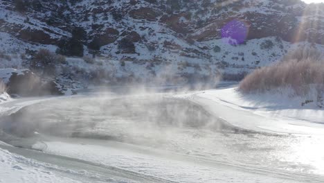 Am-Frühen-Morgen-Gebirgsfluss-Mit-Schnee,-Nebel-Und-Eis