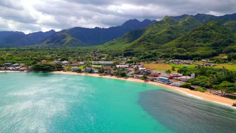 Picturesque-View-Of-Beachfront-Buildings-With-Lush-Mountains-In-The-Background-In-Oahu-Hawaii,-USA