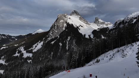 Inclínate-Sobre-La-Hermosa-Cumbre-De-La-Montaña-Con-Nieve-Y-Un-Vasto-Cielo-De-Nubes,-Alpes-Franceses