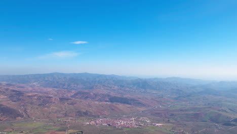 Landschaft-Rund-Um-Den-Torcal-De-Antequera-An-Einem-Klaren-Tag,-Luftaufnahme-Nach-Hinten,-Dolly,-Um-Die-Felsformation-Zu-Offenbaren