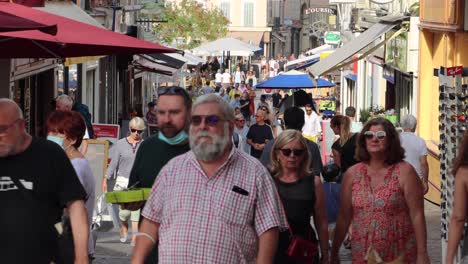 Grupos-De-Personas-Se-Mueven-Por-El-Casco-Antiguo-De-Antibes,-Francia-En-2020.